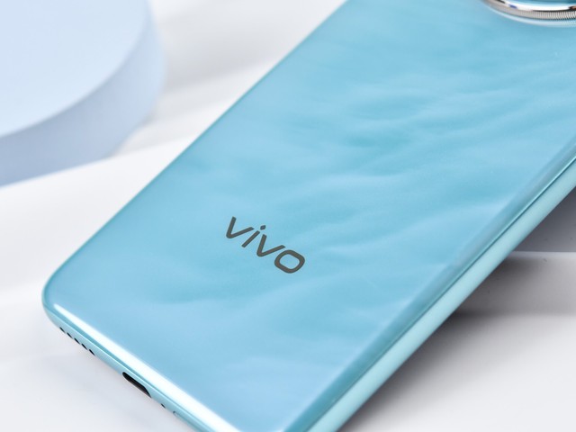 Cận cảnh điện thoại mới ra mắt của vivo: Thiết kế siêu mỏng nhưng vẫn có pin 6.500mAh cực khủng, giá tầm trung- Ảnh 4.