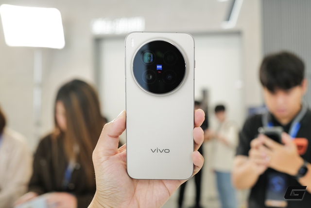 Trên tay vivo X300 và X300 Pro: Thiết kế vuông vắn, camera ZEISS cực xịn, có cả phụ kiện zoom siêu xa cho ai thích "bắn tỉa"- Ảnh 17.
