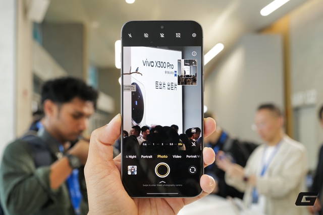 Trên tay vivo X300 và X300 Pro: Thiết kế vuông vắn, camera ZEISS cực xịn, có cả phụ kiện zoom siêu xa cho ai thích "bắn tỉa"- Ảnh 6.
