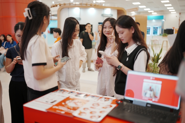 Triển lãm VIIE 2025: Hàng nghìn bạn trẻ đổ về khám phá công nghệ, trải nghiệm chuyển đổi xanh và tài chính số- Ảnh 13.