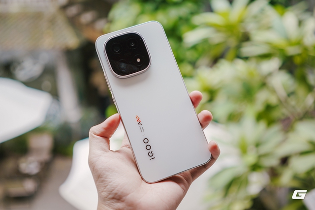 Trên tay iQOO 15: Điện thoại mới của vivo với chip Snapdragon 8 Elite Gen 5, pin 7.000mAh, có tính năng của flagship 30 triệu nhưng giá chỉ bằng một nửa- Ảnh 25. Trên tay iQOO 15: Điện thoại mới của vivo với chip Snapdragon 8 Elite Gen 5, pin 7.000mAh, có tính năng của flagship 30 triệu nhưng giá chỉ bằng một nửa- Ảnh 25.