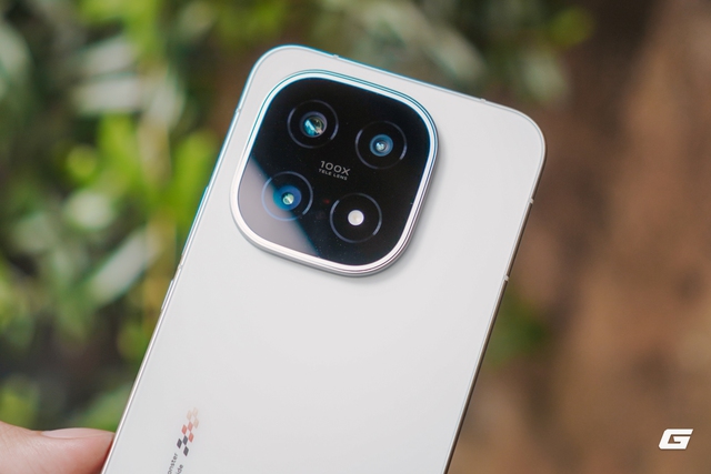 Trên tay iQOO 15: Điện thoại mới của vivo với chip Snapdragon 8 Elite Gen 5, pin 7.000mAh, có tính năng của flagship 30 triệu nhưng giá chỉ bằng một nửa- Ảnh 5. Trên tay iQOO 15: Điện thoại mới của vivo với chip Snapdragon 8 Elite Gen 5, pin 7.000mAh, có tính năng của flagship 30 triệu nhưng giá chỉ bằng một nửa- Ảnh 5.