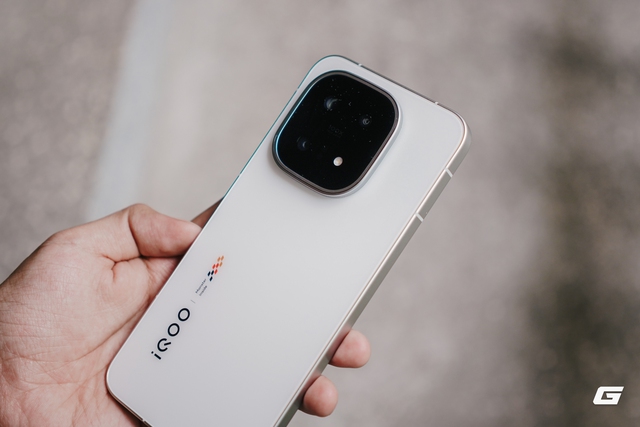 Trên tay iQOO 15: Điện thoại mới của vivo với chip Snapdragon 8 Elite Gen 5, pin 7.000mAh, có tính năng của flagship 30 triệu nhưng giá chỉ bằng một nửa- Ảnh 4. Trên tay iQOO 15: Điện thoại mới của vivo với chip Snapdragon 8 Elite Gen 5, pin 7.000mAh, có tính năng của flagship 30 triệu nhưng giá chỉ bằng một nửa- Ảnh 4.