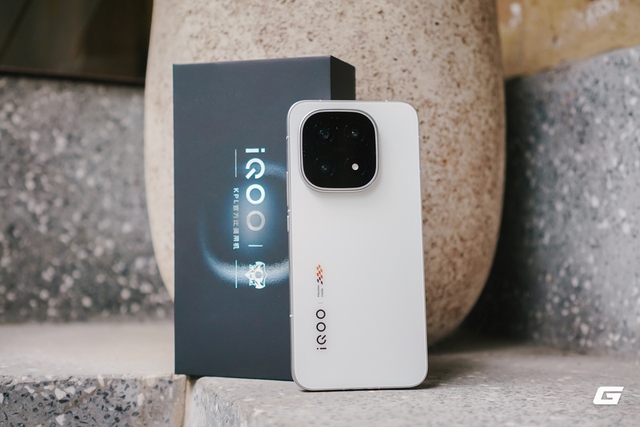 Trên tay iQOO 15: Điện thoại mới của vivo với chip Snapdragon 8 Elite Gen 5, pin 7.000mAh, có tính năng của flagship 30 triệu nhưng giá chỉ bằng một nửa- Ảnh 1. Trên tay iQOO 15: Điện thoại mới của vivo với chip Snapdragon 8 Elite Gen 5, pin 7.000mAh, có tính năng của flagship 30 triệu nhưng giá chỉ bằng một nửa- Ảnh 1.
