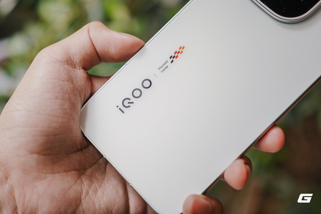 Trên tay iQOO 15: Điện thoại mới của vivo với chip Snapdragon 8 Elite Gen 5, pin 7.000mAh, có tính năng của flagship 30 triệu nhưng giá chỉ bằng một nửa- Ảnh 3. Trên tay iQOO 15: Điện thoại mới của vivo với chip Snapdragon 8 Elite Gen 5, pin 7.000mAh, có tính năng của flagship 30 triệu nhưng giá chỉ bằng một nửa- Ảnh 3.