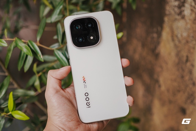 Trên tay iQOO 15: Điện thoại mới của vivo với chip Snapdragon 8 Elite Gen 5, pin 7.000mAh, có tính năng của flagship 30 triệu nhưng giá chỉ bằng một nửa- Ảnh 2. Trên tay iQOO 15: Điện thoại mới của vivo với chip Snapdragon 8 Elite Gen 5, pin 7.000mAh, có tính năng của flagship 30 triệu nhưng giá chỉ bằng một nửa- Ảnh 2.