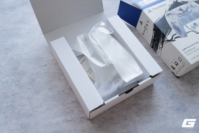 Cận cảnh DualSense Ghost of Yotei Black Limited Edition: Chiếc tay cầm nghệ thuật nhất mà Sony từng tạo ra- Ảnh 3.