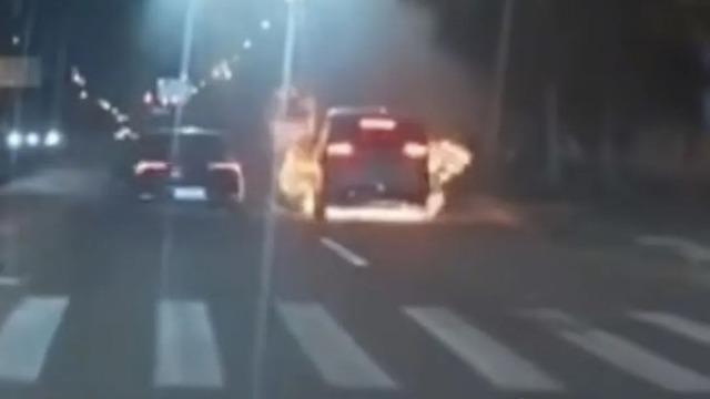 Xe ô tô điện Trung Quốc bất ngờ bốc cháy chỉ còn trơ khung thép khi đang chạy mà không hề có va chạm!- Ảnh 1. Xe ô tô điện Trung Quốc bất ngờ bốc cháy chỉ còn trơ khung thép khi đang chạy mà không hề có va chạm!- Ảnh 1.