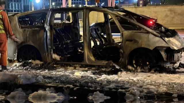 Xe ô tô điện Trung Quốc bất ngờ bốc cháy chỉ còn trơ khung thép khi đang chạy mà không hề có va chạm!- Ảnh 4. Xe ô tô điện Trung Quốc bất ngờ bốc cháy chỉ còn trơ khung thép khi đang chạy mà không hề có va chạm!- Ảnh 4.