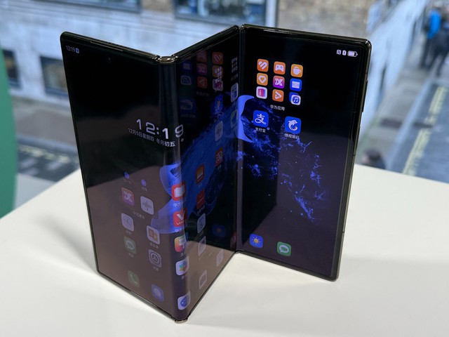 Samsung chuẩn bị ra mắt smartphone gập 3 đầu tiên trong tuần này, giá đắt gấp đôi Galaxy Z Fold7- Ảnh 1. Samsung chuẩn bị ra mắt smartphone gập 3 đầu tiên trong tuần này, giá đắt gấp đôi Galaxy Z Fold7- Ảnh 1.