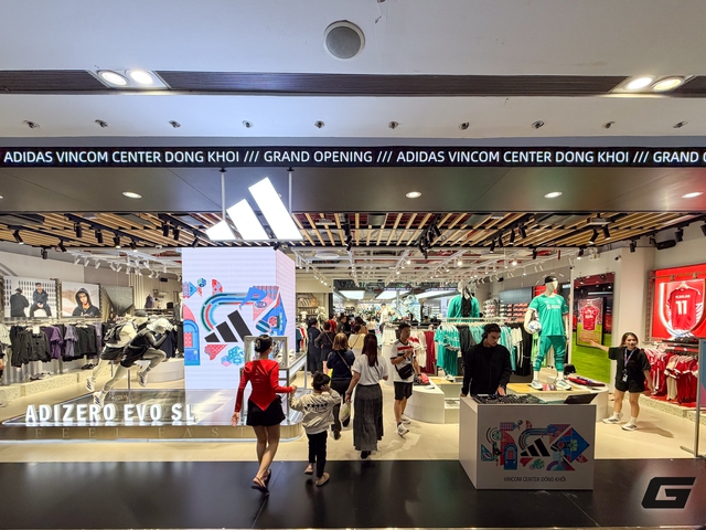 Cận cảnh cửa hàng mới khai trương đậm chất Việt của adidas- Ảnh 1. Cận cảnh cửa hàng mới khai trương đậm chất Việt của adidas- Ảnh 1.