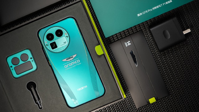 realme GT8 Pro có thêm bản Aston Martin giới hạn dành cho fan F1: Màu ngọc lam, nút nguồn neon, camera 200 "chấm", giá hơn 20 triệu đồng - Ảnh 2.