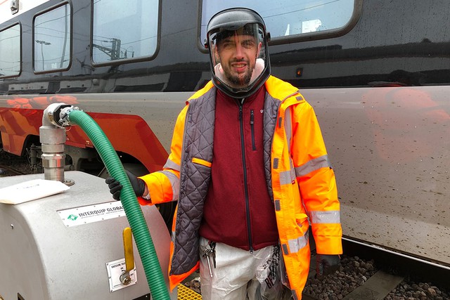 Vì sao chất thải trong nhà vệ sinh tàu hỏa từng được xả thẳng xuống đường ray? Sự thật ít ai ngờ tới - Ảnh 1.