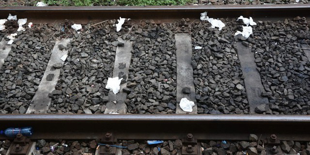 Vì sao chất thải trong nhà vệ sinh tàu hỏa từng được xả thẳng xuống đường ray? Sự thật ít ai ngờ tới - Ảnh 2.