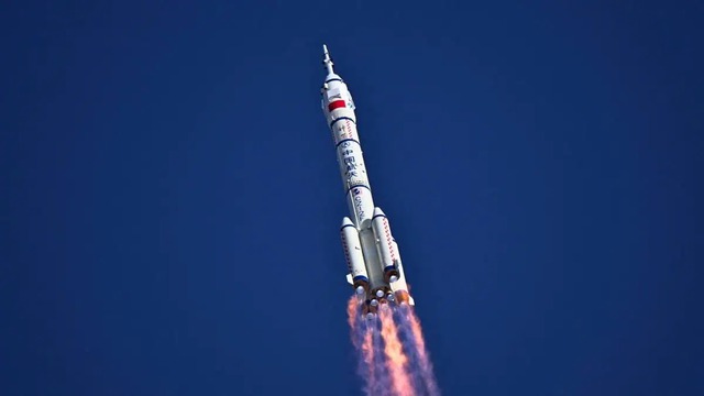 Rác vũ trụ va vào tàu Thần Châu 20 khiến phi hành gia Trung Quốc mắc kẹt, báo động nguy cơ từ quỹ đạo ngày càng hỗn loạn - Ảnh 1.