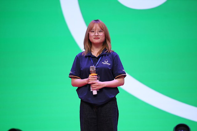 Những tiếng ho, cú chạm điện thoại và chiếc iPhone đời đầu: Cách hai nữ sinh Phenikaa viết nên bài hùng biện viral nhất cuộc thi Green Voices - Ảnh 2.