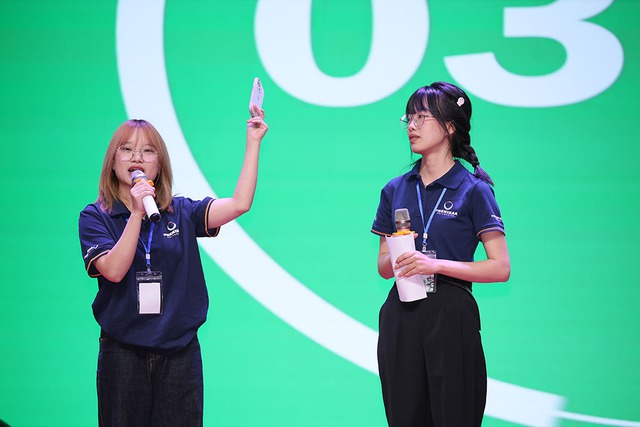 Những tiếng ho, cú chạm điện thoại và chiếc iPhone đời đầu: Cách hai nữ sinh Phenikaa viết nên bài hùng biện viral nhất cuộc thi Green Voices - Ảnh 4.