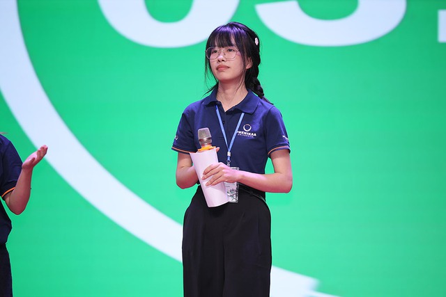 Những tiếng ho, cú chạm điện thoại và chiếc iPhone đời đầu: Cách hai nữ sinh Phenikaa viết nên bài hùng biện viral nhất cuộc thi Green Voices - Ảnh 3.