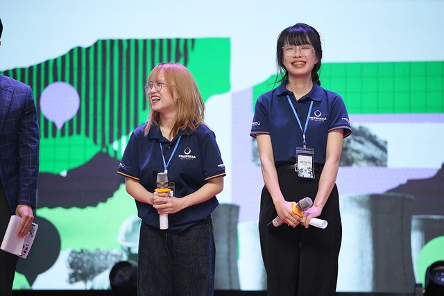 Những tiếng ho, cú chạm điện thoại và chiếc iPhone đời đầu: Cách hai nữ sinh Phenikaa viết nên bài hùng biện viral nhất cuộc thi Green Voices - Ảnh 5.