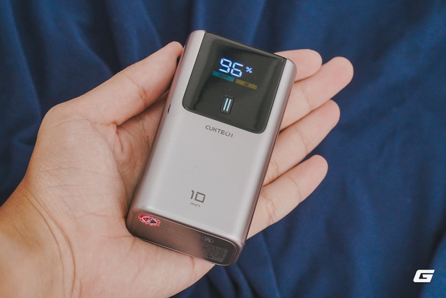 Đây là pin dự phòng tôi luôn mang theo bên mình suốt nửa năm qua: nhỏ gọn, sạc được cả MacBook, và... đã hơi trầy xước - Ảnh 1.