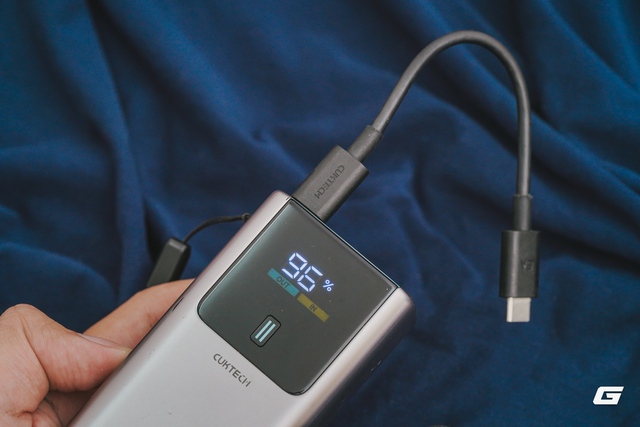 Đây là pin dự phòng tôi luôn mang theo bên mình suốt nửa năm qua: nhỏ gọn, sạc được cả MacBook, và... đã hơi trầy xước - Ảnh 4.