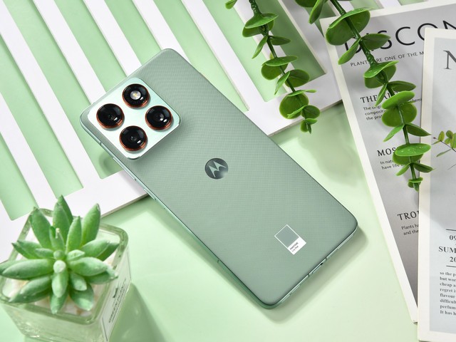 Đây là điện thoại siêu mỏng nhẹ của Motorola: Dùng chip Snapdragon, pin gấp rưỡi và camera "gấp đôi" iPhone Air nhưng giá chỉ bằng 1/4 - Ảnh 1.