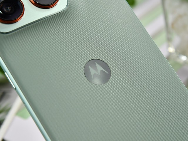 Đây là điện thoại siêu mỏng nhẹ của Motorola: Dùng chip Snapdragon, pin gấp rưỡi và camera "gấp đôi" iPhone Air nhưng giá chỉ bằng 1/4 - Ảnh 9.
