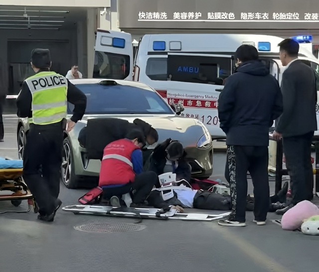 Xe điện Xiaomi SU7 Max vừa giao đã gây tai nạn: Đạp nhầm chân ga hay lỗi khác? - Ảnh 2.