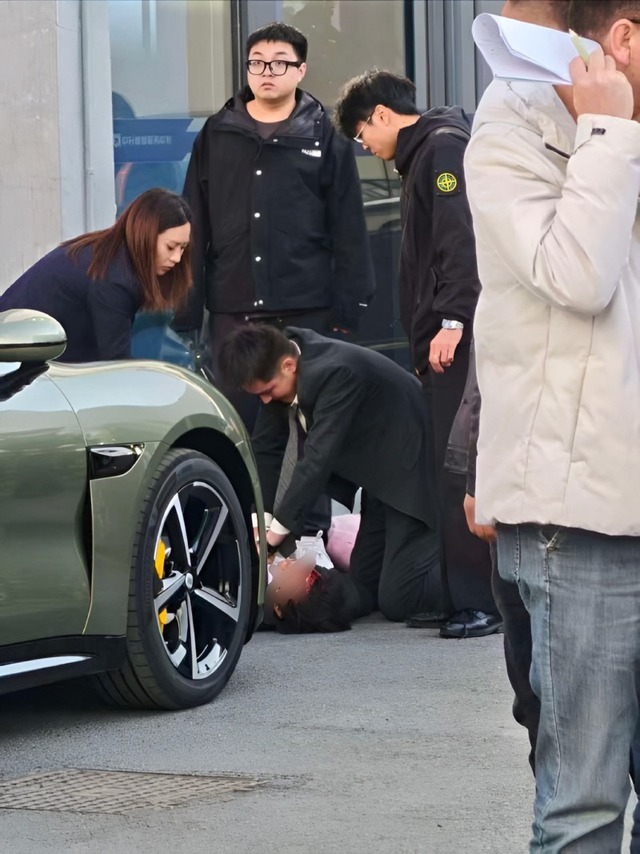 Xe điện Xiaomi SU7 Max vừa giao đã gây tai nạn: Đạp nhầm chân ga hay lỗi khác? - Ảnh 1.