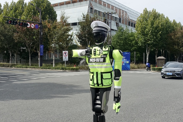 "Tiểu Hổ" xuống phố: Trung Quốc chính thức triển khai robot cảnh sát giao thông - Ảnh 3.