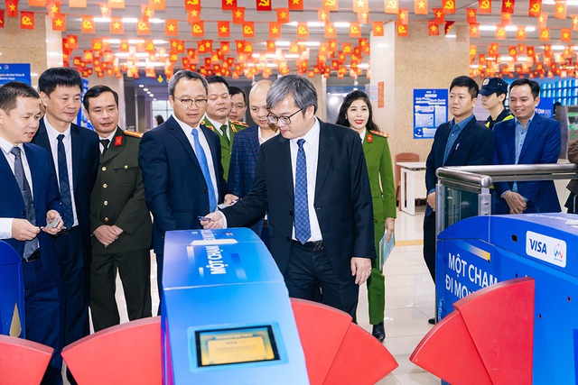 Metro Cát Linh - Hà Đông cho phép "chạm thẻ" Visa qua cổng soát vé - Ảnh 1.