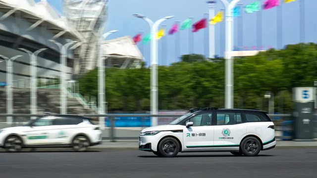 Taxi robot của Baidu gây tai nạn nghiêm trọng tại Trung Quốc, hai người đi bộ nhập viện trong tình trạng nguy kịch - Ảnh 2.