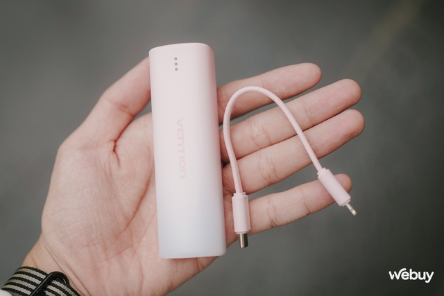 Pin dự phòng nhỏ như thỏi son của chị em: Dung lượng 5.000mAh, công suất 20W, tặng cáp 2 đầu USB-C và Lightning dùng cực tiện mà giá chỉ hơn 100.000 đồng- Ảnh 2.