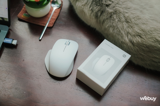 Dùng thử chuột công thái học giá chỉ 175.000 đồng của Xiaomi: Cầm nắm vừa tay, switch silent cực yên tĩnh, pin nửa dùng nửa năm- Ảnh 1. Dùng thử chuột công thái học giá chỉ 175.000 đồng của Xiaomi: Cầm nắm vừa tay, switch silent cực yên tĩnh, pin nửa dùng nửa năm- Ảnh 1.