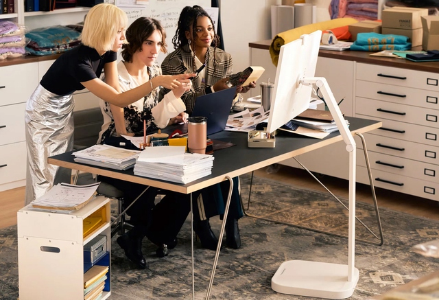 LG ra mắt màn hình 4K cảm ứng 32 inch tích hợp bánh xe, chạy được Microsoft Office không cần máy tính- Ảnh 2. LG ra mắt màn hình 4K cảm ứng 32 inch tích hợp bánh xe, chạy được Microsoft Office không cần máy tính- Ảnh 2.