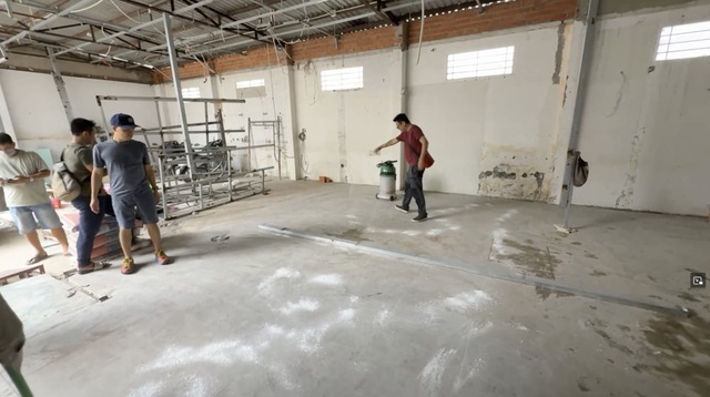 Admin Tinh Tế đem máy lau hút khô ướt ra công trường đấu với máy chuyên dụng: "Kèo" nào thắng?- Ảnh 2. Admin Tinh Tế đem máy lau hút khô ướt ra công trường đấu với máy chuyên dụng: "Kèo" nào thắng?- Ảnh 2.