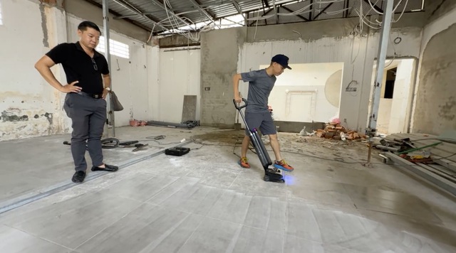 Admin Tinh Tế đem máy lau hút khô ướt ra công trường đấu với máy chuyên dụng: "Kèo" nào thắng?- Ảnh 5. Admin Tinh Tế đem máy lau hút khô ướt ra công trường đấu với máy chuyên dụng: "Kèo" nào thắng?- Ảnh 5.