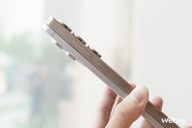 Đặt Galaxy S25 Edge cạnh Galaxy S25 Ultra: Ngoài "siêu mỏng cánh" ra còn khác những gì?- Ảnh 2.