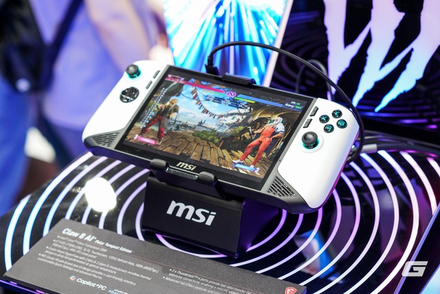 MSI Claw 8 AI+ Polar Tempest: Tay cầm gaming phủ UV trắng tinh khôi, đẹp như đồ sưu tầm, cấu hình cân "mượt" game AAA- Ảnh 1. MSI Claw 8 AI+ Polar Tempest: Tay cầm gaming phủ UV trắng tinh khôi, đẹp như đồ sưu tầm, cấu hình cân "mượt" game AAA- Ảnh 1.