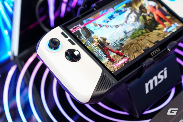 MSI Claw 8 AI+ Polar Tempest: Tay cầm gaming phủ UV trắng tinh khôi, đẹp như đồ sưu tầm, cấu hình cân "mượt" game AAA- Ảnh 3. MSI Claw 8 AI+ Polar Tempest: Tay cầm gaming phủ UV trắng tinh khôi, đẹp như đồ sưu tầm, cấu hình cân "mượt" game AAA- Ảnh 3.