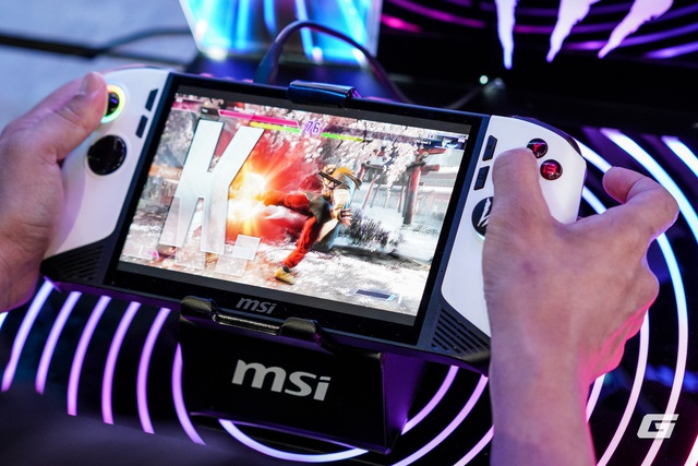 MSI Claw 8 AI+ Polar Tempest: Tay cầm gaming phủ UV trắng tinh khôi, đẹp như đồ sưu tầm, cấu hình cân "mượt" game AAA- Ảnh 2. MSI Claw 8 AI+ Polar Tempest: Tay cầm gaming phủ UV trắng tinh khôi, đẹp như đồ sưu tầm, cấu hình cân "mượt" game AAA- Ảnh 2.