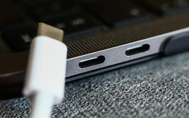 Sạc smartphone bằng bộ sạc USB-C của laptop liệu có an toàn?- Ảnh 1. Sạc smartphone bằng bộ sạc USB-C của laptop liệu có an toàn?- Ảnh 1.