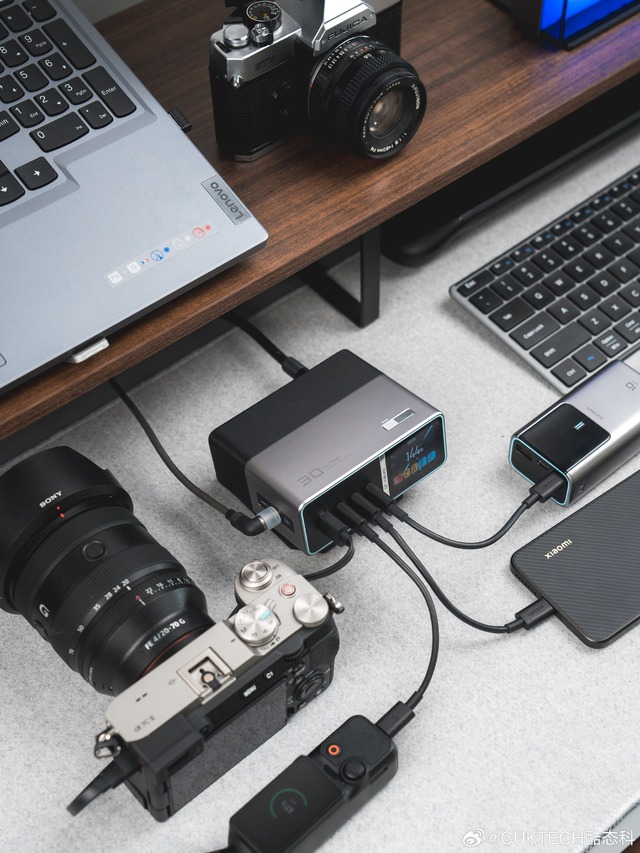 Xiaomi lại có đồ chơi mới: Trạm sạc 300W tích hợp màn hình, giá chỉ hơn 2 triệu đồng- Ảnh 1. Xiaomi lại có đồ chơi mới: Trạm sạc 300W tích hợp màn hình, giá chỉ hơn 2 triệu đồng- Ảnh 1.