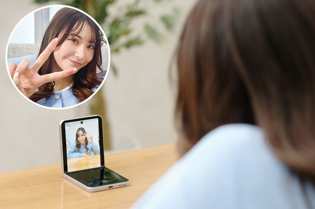 Chỉ 4,1 triệu mua được điện thoại màn gập đẹp như Galaxy Z Flip, cấu hình đủ dùng, hơi tiếc không chống nước và khá nặng- Ảnh 4. Chỉ 4,1 triệu mua được điện thoại màn gập đẹp như Galaxy Z Flip, cấu hình đủ dùng, hơi tiếc không chống nước và khá nặng- Ảnh 4.