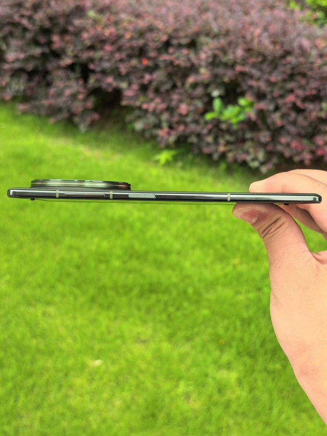 Cận cảnh vivo X Fold5 trước giờ G: Cổng USB-C dày hơn cả thân máy- Ảnh 2. Cận cảnh vivo X Fold5 trước giờ G: Cổng USB-C dày hơn cả thân máy- Ảnh 2.
