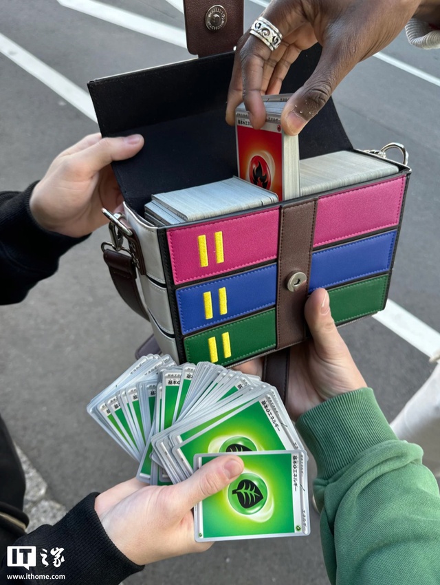 WinRAR ra mắt... túi xách: Giá gần 4 triệu đồng, vừa mở bán đã cháy hàng- Ảnh 3. WinRAR ra mắt... túi xách: Giá gần 4 triệu đồng, vừa mở bán đã cháy hàng- Ảnh 3.
