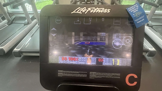 Cài đặt thành công game Doom lên... máy tập phòng gym: Muốn chơi game thì phải đạp- Ảnh 1. Cài đặt thành công game Doom lên... máy tập phòng gym: Muốn chơi game thì phải đạp- Ảnh 1.