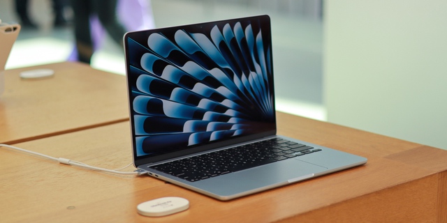 Apple sắp ra mắt MacBook giá rẻ hơn MacBook Air, sử dụng chip iPhone- Ảnh 1. Apple sắp ra mắt MacBook giá rẻ hơn MacBook Air, sử dụng chip iPhone- Ảnh 1.