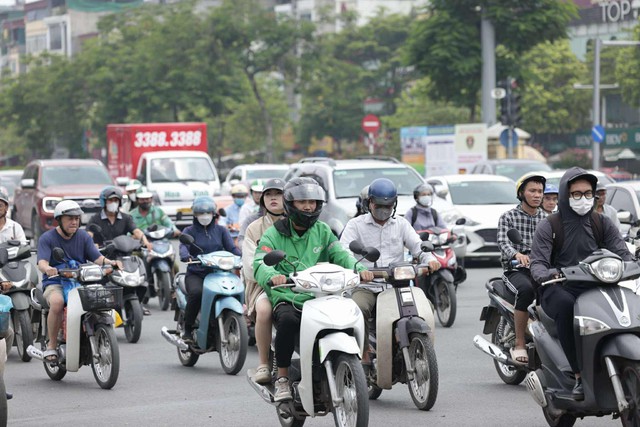 Chủ tịch Hà Nội: Không vì lợi ích người đi xe máy cũ nát mà ảnh hưởng đến cả triệu dân- Ảnh 1. Chủ tịch Hà Nội: Không vì lợi ích người đi xe máy cũ nát mà ảnh hưởng đến cả triệu dân- Ảnh 1.