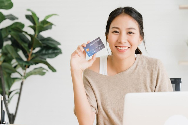 Thẻ tín dụng: Công cụ tài chính mua sắm hay cái bẫy nợ âm thầm giăng sẵn cho người trẻ?- Ảnh 4. Thẻ tín dụng: Công cụ tài chính mua sắm hay cái bẫy nợ âm thầm giăng sẵn cho người trẻ?- Ảnh 4.